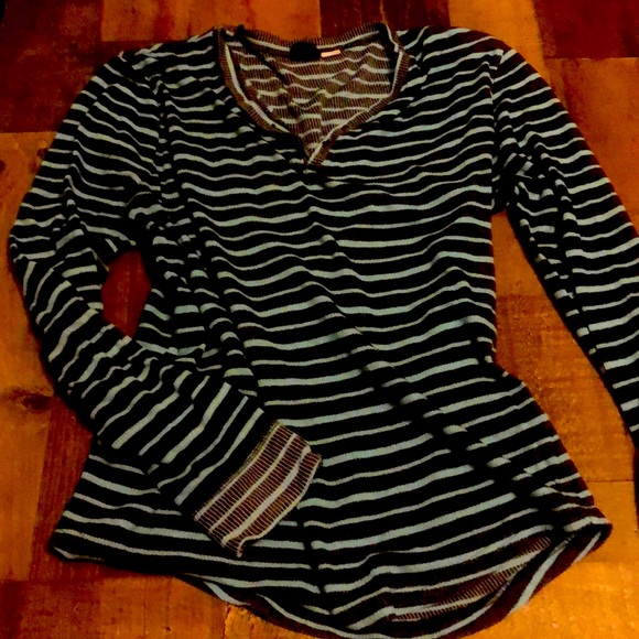 Lightweight pullover with button detail - Picture 2 of 9